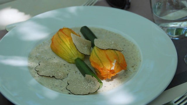 stuffer zuccini flowers with truffles